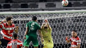 Hasil Persebaya vs Madura United: Gol Terbaik Lulinha Antarkan Sapeh Kerrab Menang dan Keluar dari Zona Degradasi BRI Super League